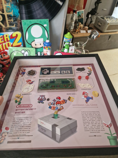 Cadre manette Famicom Nintendo – Déco gaming rétro années 80 – Objet geek vintage fait main