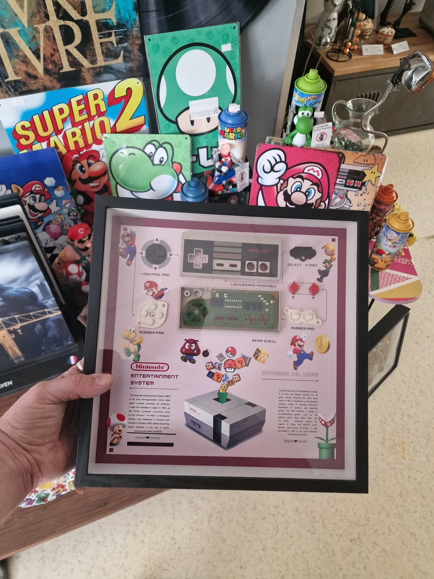 Cadre manette Famicom Nintendo – Déco gaming rétro années 80 – Objet geek vintage fait main