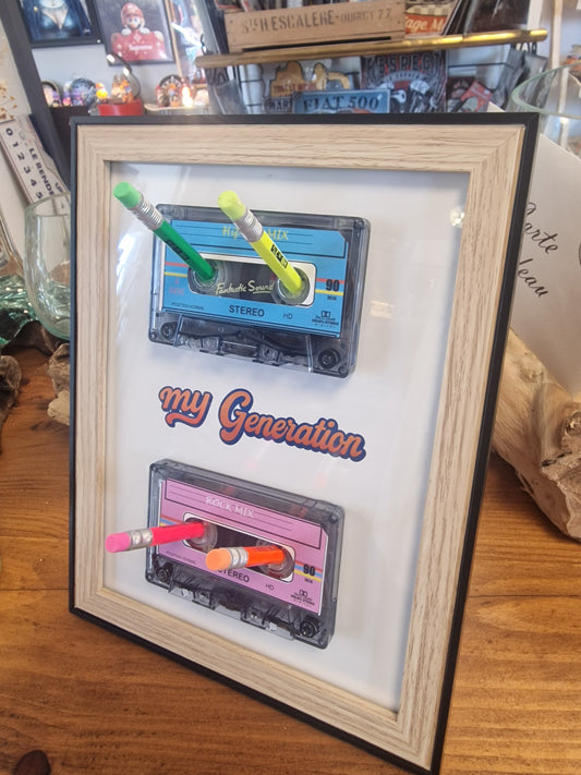 Cadre porte-clés porte-bijoux rétro My Generation – 3 Cassettes audio vintage & crayons – Décoration murale années 80 90