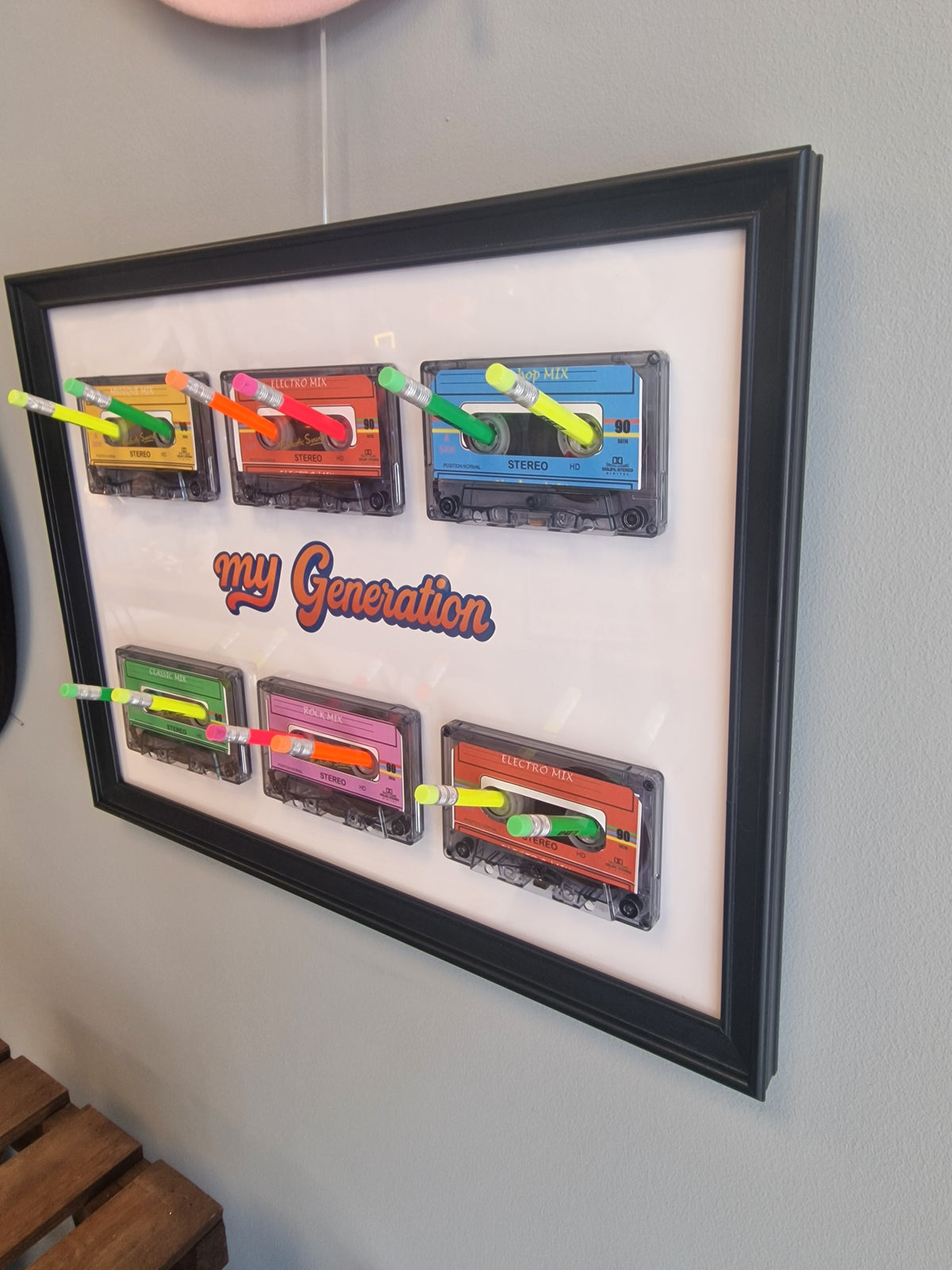 Cadre porte-clés porte-bijoux rétro My Generation – 6 Cassettes audio vintage & crayons – Décoration murale années 80 90