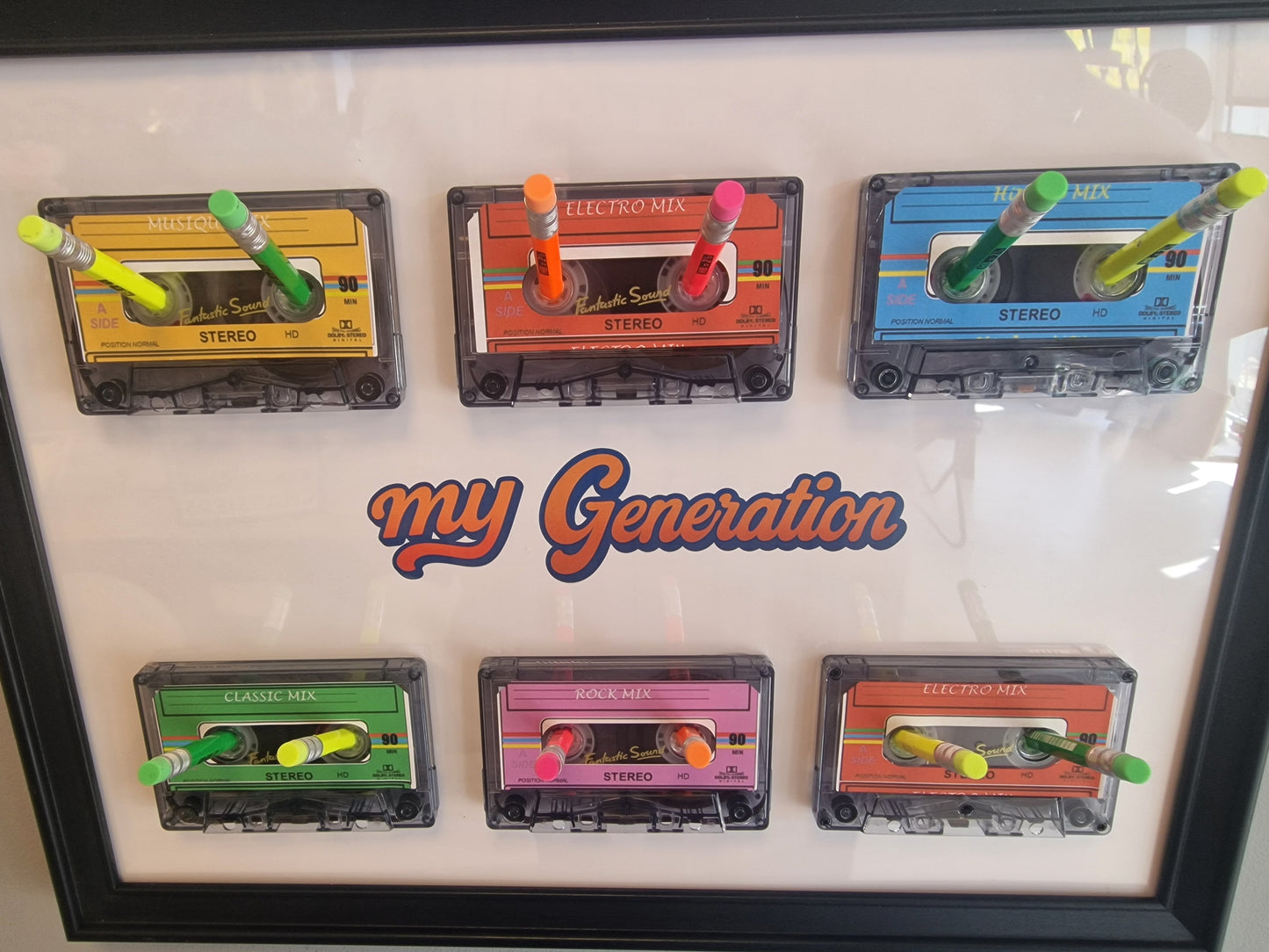 Cadre porte-clés porte-bijoux rétro My Generation – 6 Cassettes audio vintage & crayons – Décoration murale années 80 90