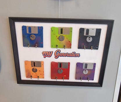 Cadre porte-clés mural en disquettes vintage – My Generation – Déco rétro années 80/90