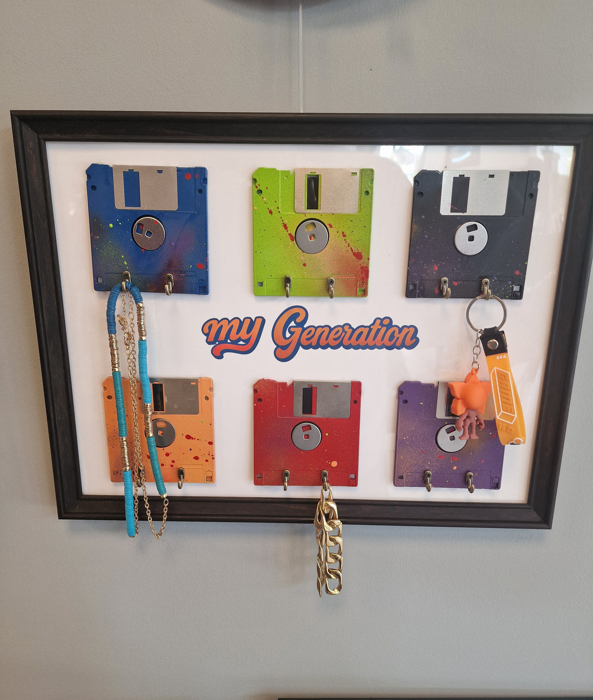 Cadre porte-clés mural en disquettes vintage – My Generation – Déco rétro années 80/90