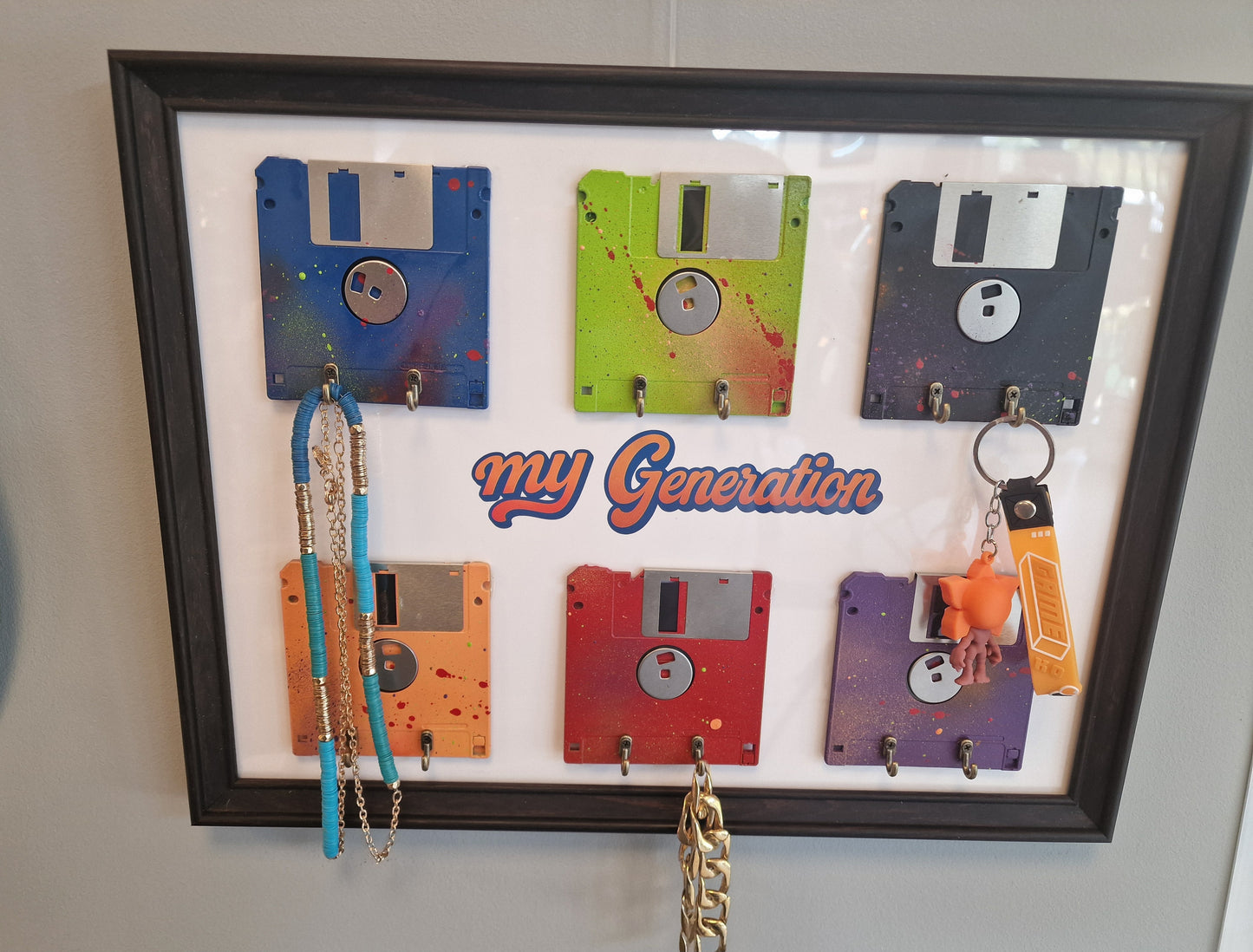 Cadre porte-clés mural en disquettes vintage – My Generation – Déco rétro années 80/90