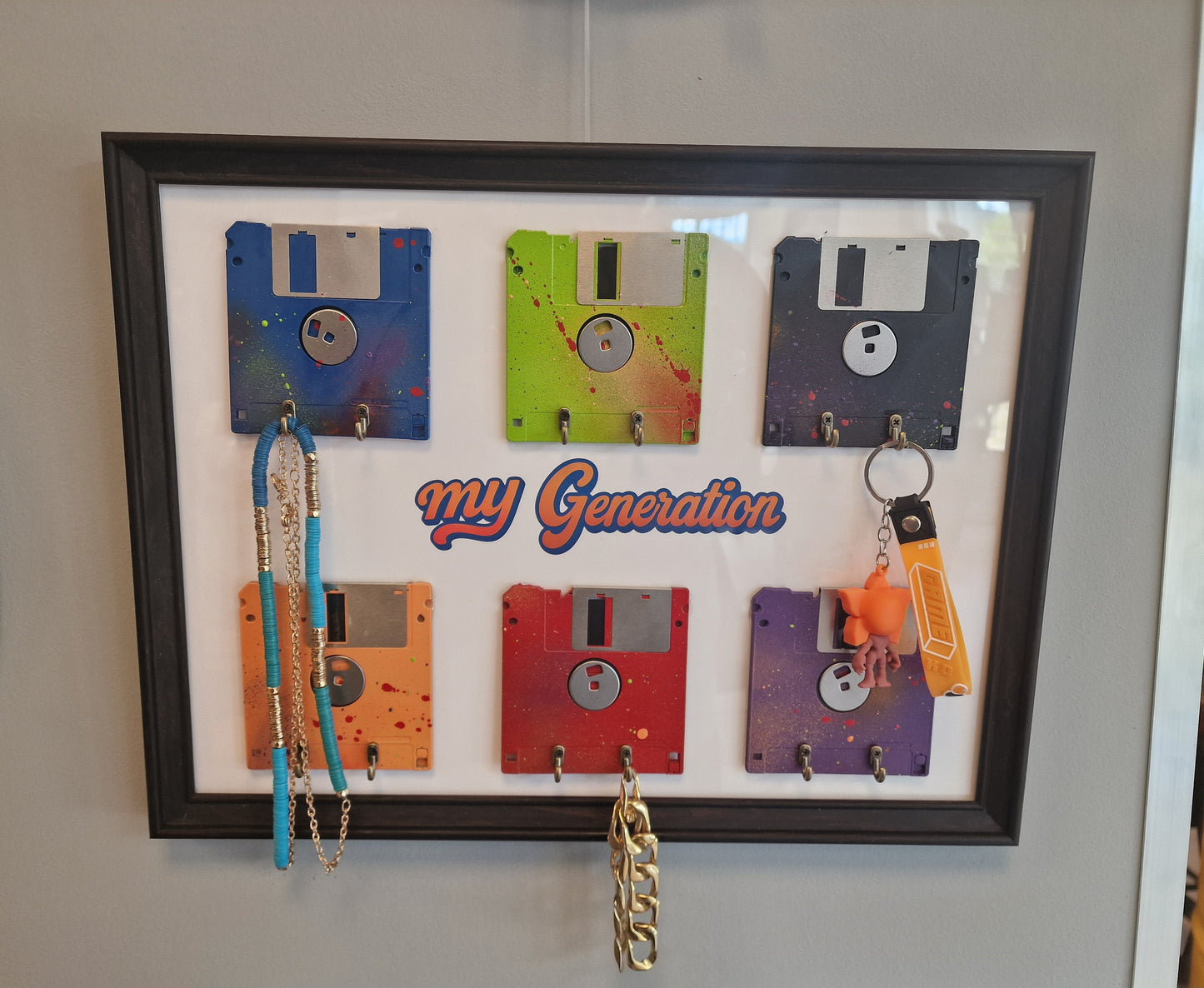 Cadre porte-clés mural en disquettes vintage – My Generation – Déco rétro années 80/90