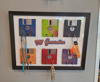 Cadre porte-clés mural en disquettes vintage – My Generation – Déco rétro années 80/90