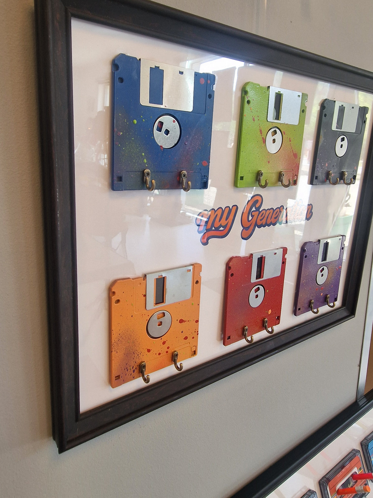 Cadre porte-clés mural en disquettes vintage – My Generation – Déco rétro années 80/90