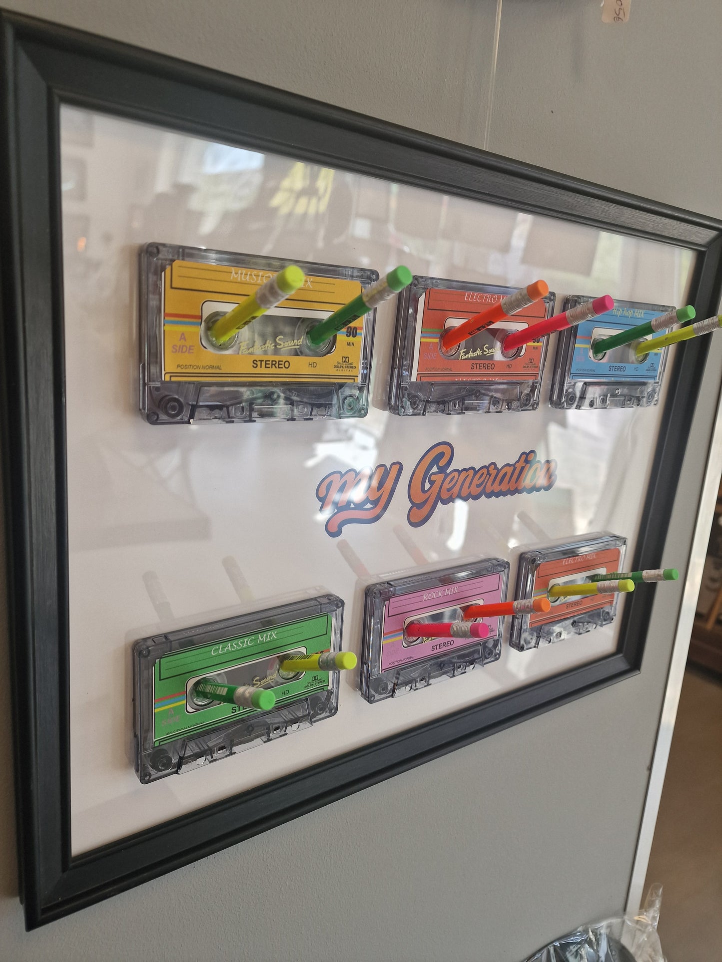 Cadre porte-clés porte-bijoux rétro My Generation – 6 Cassettes audio vintage & crayons – Décoration murale années 80 90