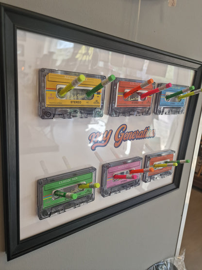 Cadre porte-clés porte-bijoux rétro My Generation – 6 Cassettes audio vintage & crayons – Décoration murale années 80 90