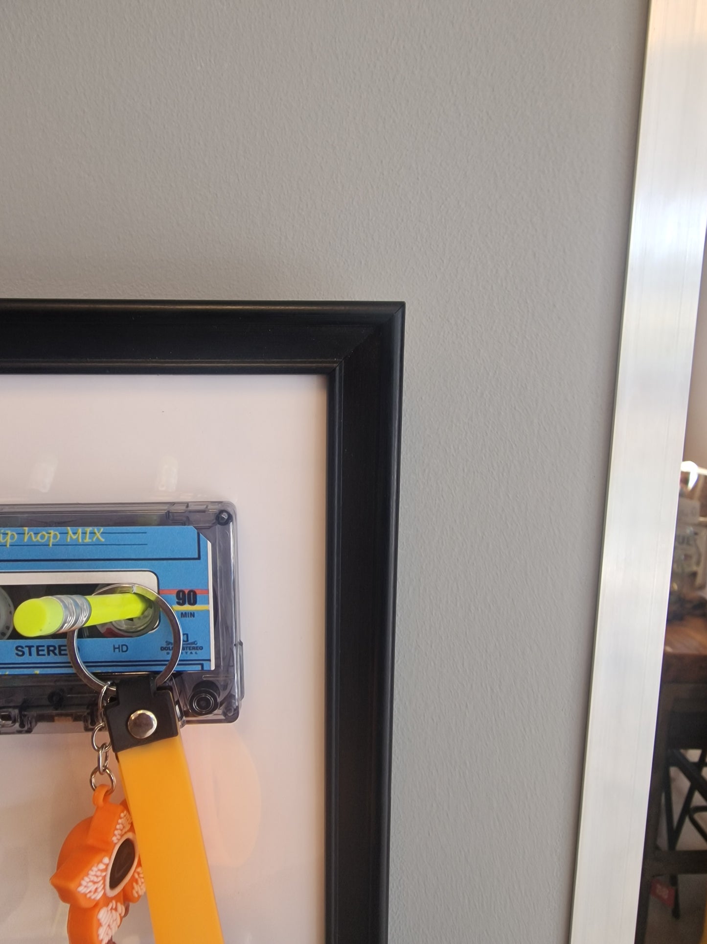 Cadre porte-clés porte-bijoux rétro My Generation – 6 Cassettes audio vintage & crayons – Décoration murale années 80 90