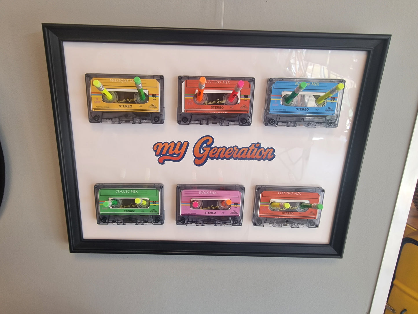 Cadre porte-clés porte-bijoux rétro My Generation – 6 Cassettes audio vintage & crayons – Décoration murale années 80 90