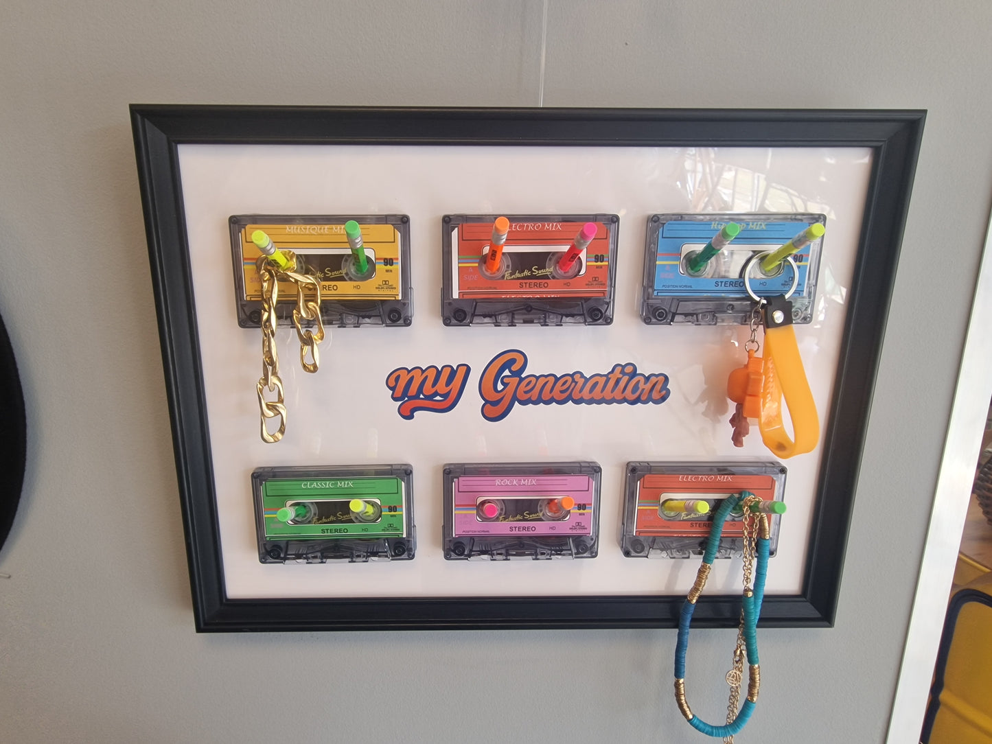 Cadre porte-clés porte-bijoux rétro My Generation – 6 Cassettes audio vintage & crayons – Décoration murale années 80 90