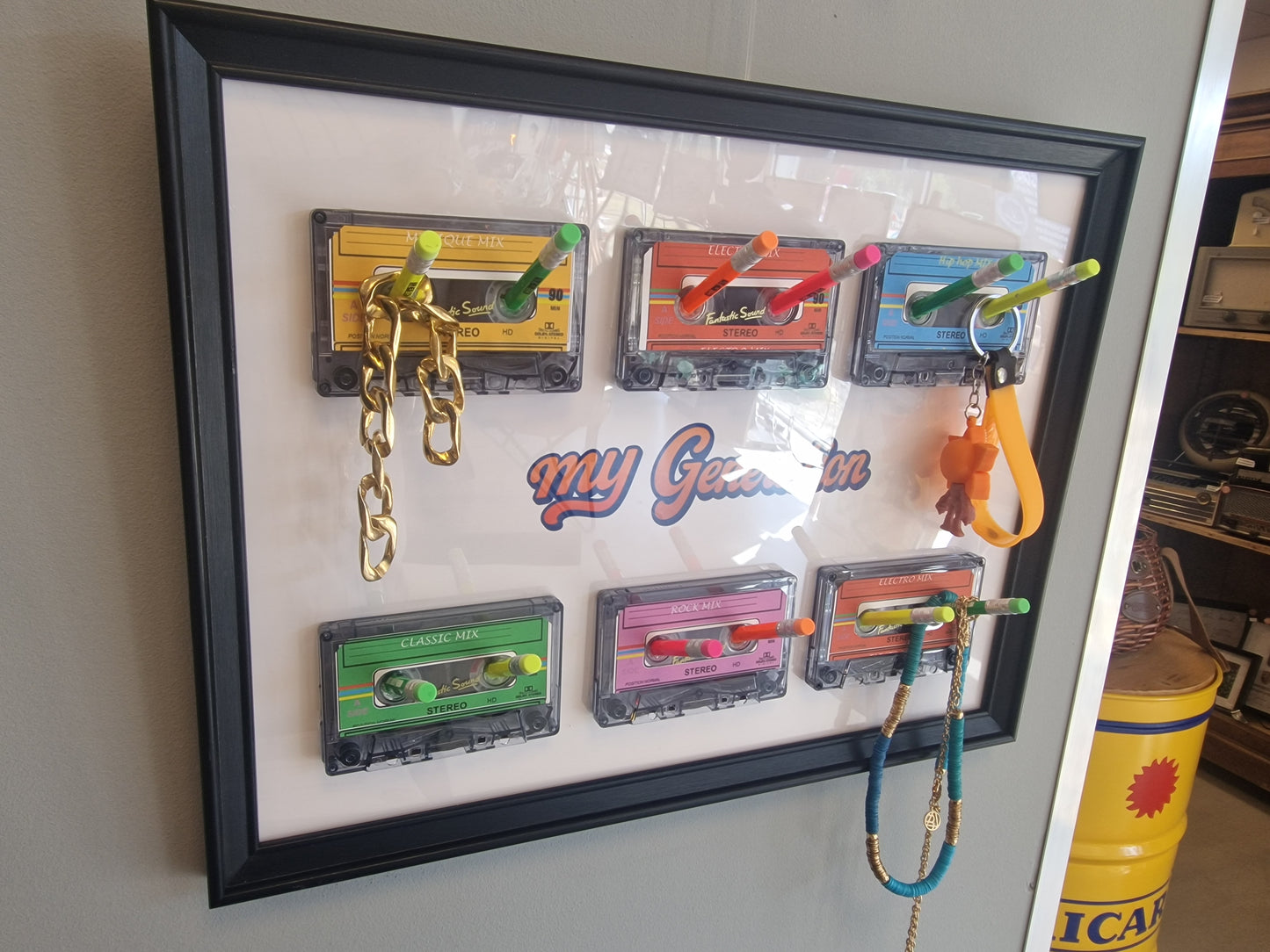 Cadre porte-clés porte-bijoux rétro My Generation – 6 Cassettes audio vintage & crayons – Décoration murale années 80 90