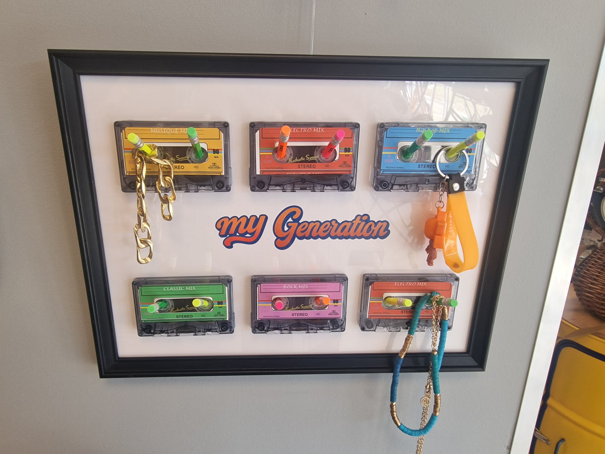 Cadre porte-clés porte-bijoux rétro My Generation – 6 Cassettes audio vintage & crayons – Décoration murale années 80 90