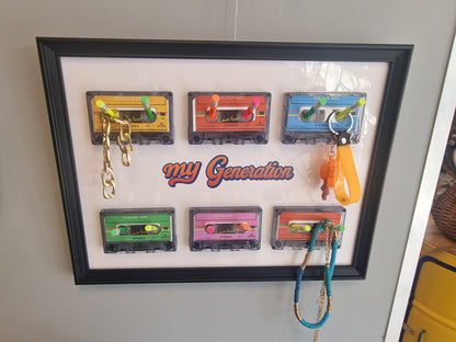 Cadre porte-clés porte-bijoux rétro My Generation – 6 Cassettes audio vintage & crayons – Décoration murale années 80 90