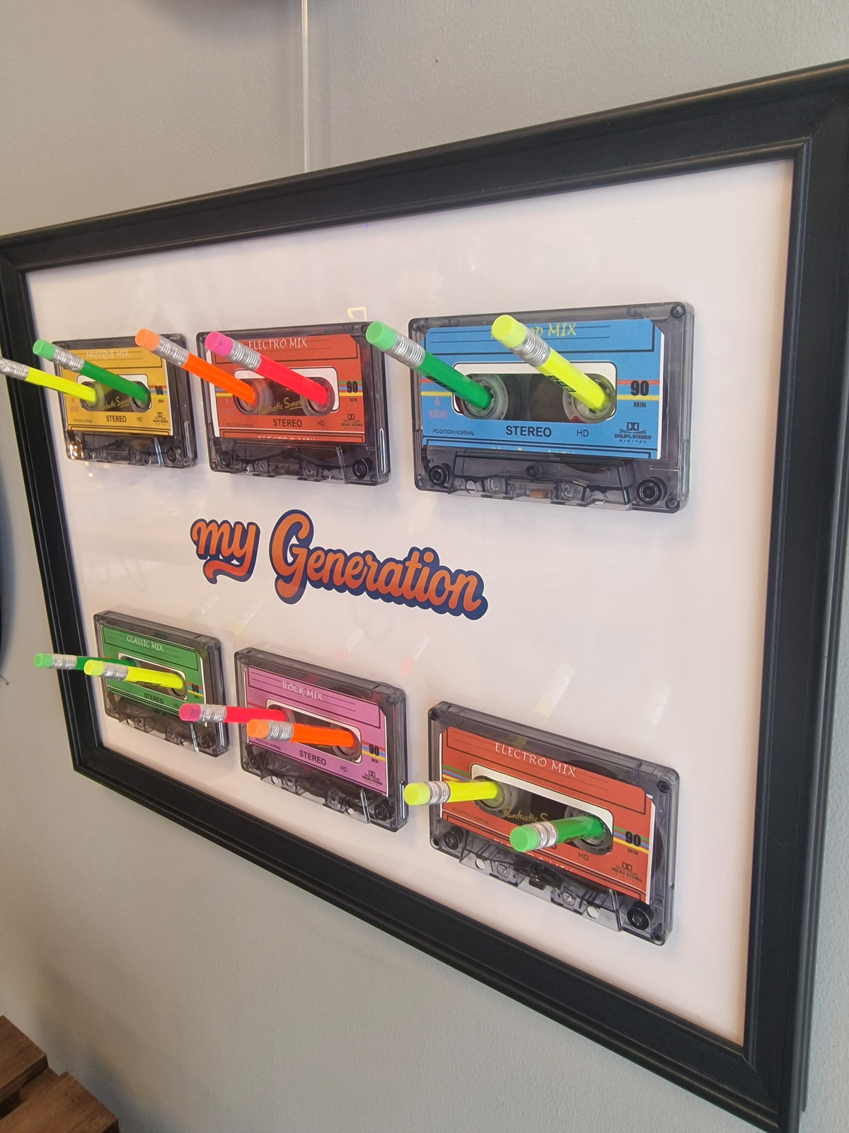 Cadre porte-clés porte-bijoux rétro My Generation – 6 Cassettes audio vintage & crayons – Décoration murale années 80 90