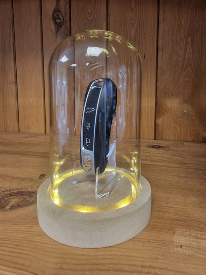 Clé Porsche Sous Cloche LED – Objet de Collection Automobile Ø 10 cm – H 16 cm