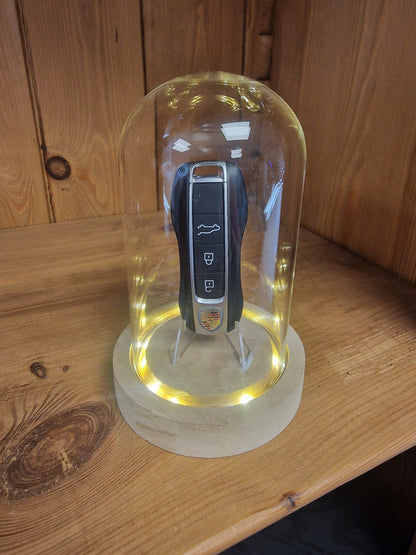 Clé Porsche Sous Cloche LED – Objet de Collection Automobile Ø 10 cm – H 16 cm