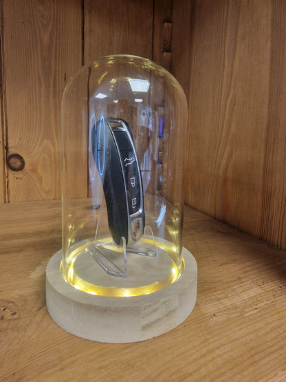 Clé Porsche Sous Cloche LED – Objet de Collection Automobile Ø 10 cm – H 16 cm