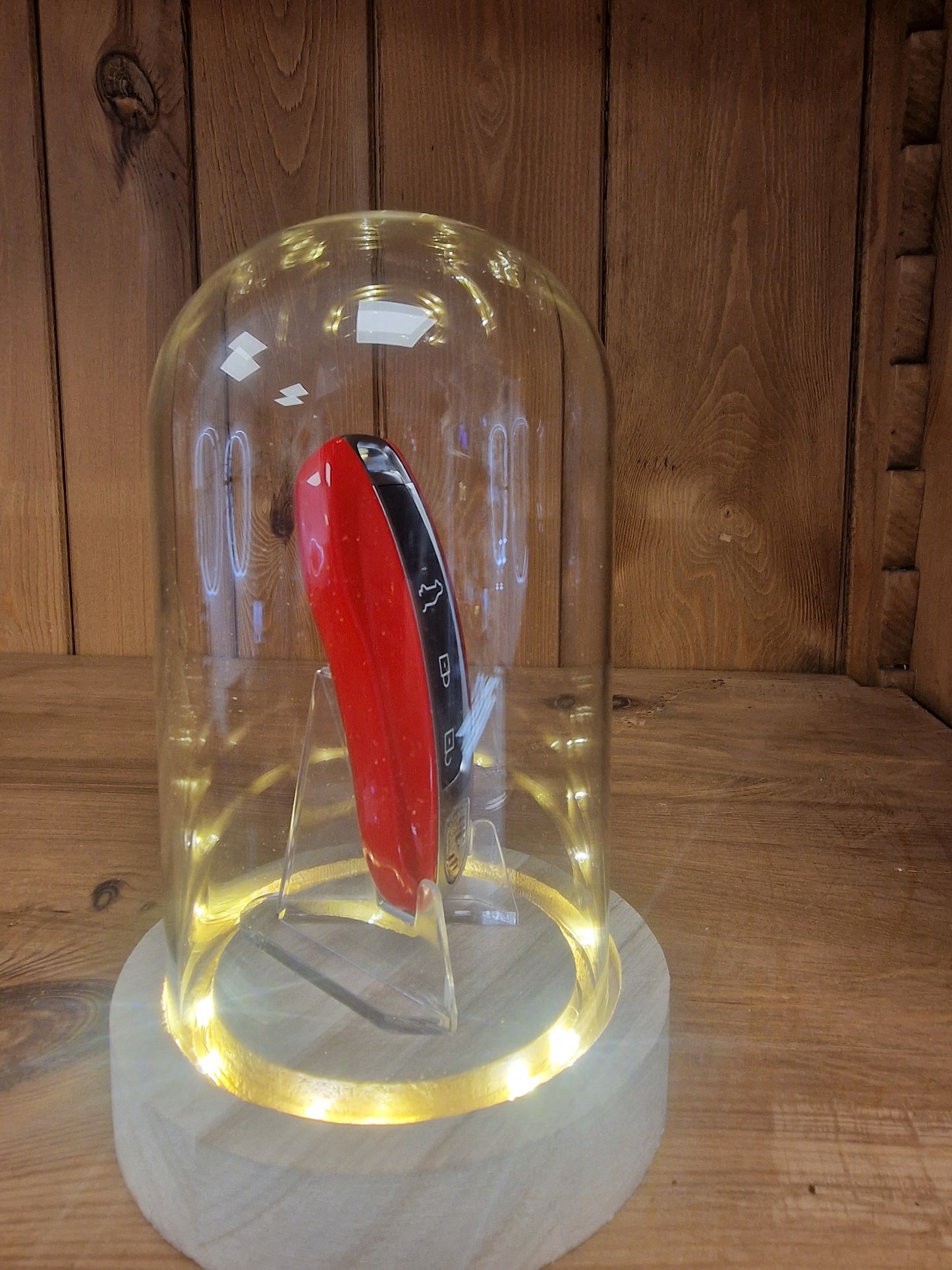 Clé Porsche ROUGE Sous Cloche LED – Objet de Collection Automobile Ø 10 cm – H 16 cm (Copie)