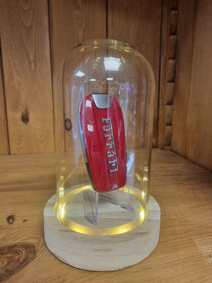 Clé Ferrari Sous Cloche LED – Objet de Collection Automobile