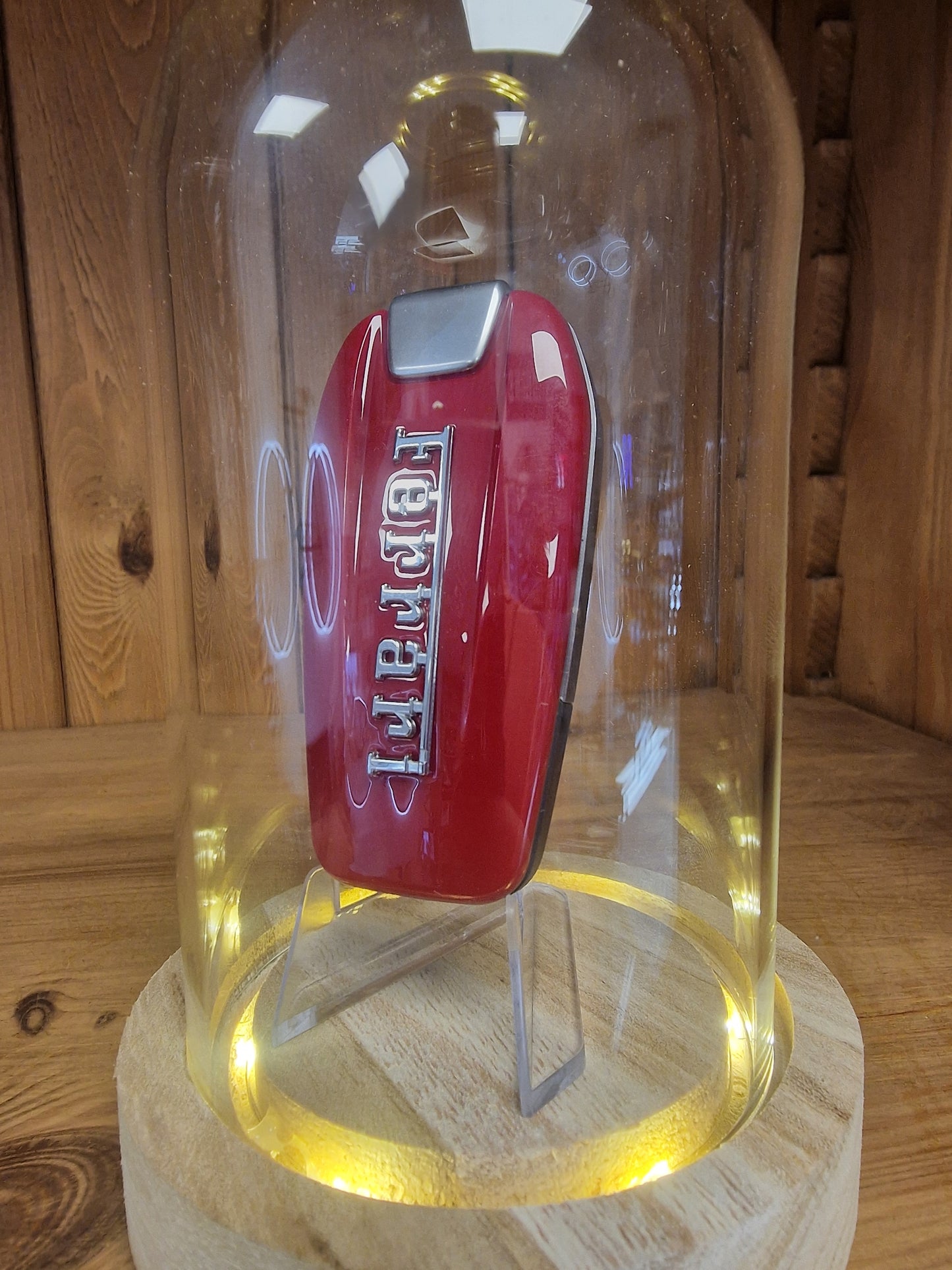 Clé Ferrari Sous Cloche LED – Objet de Collection Automobile