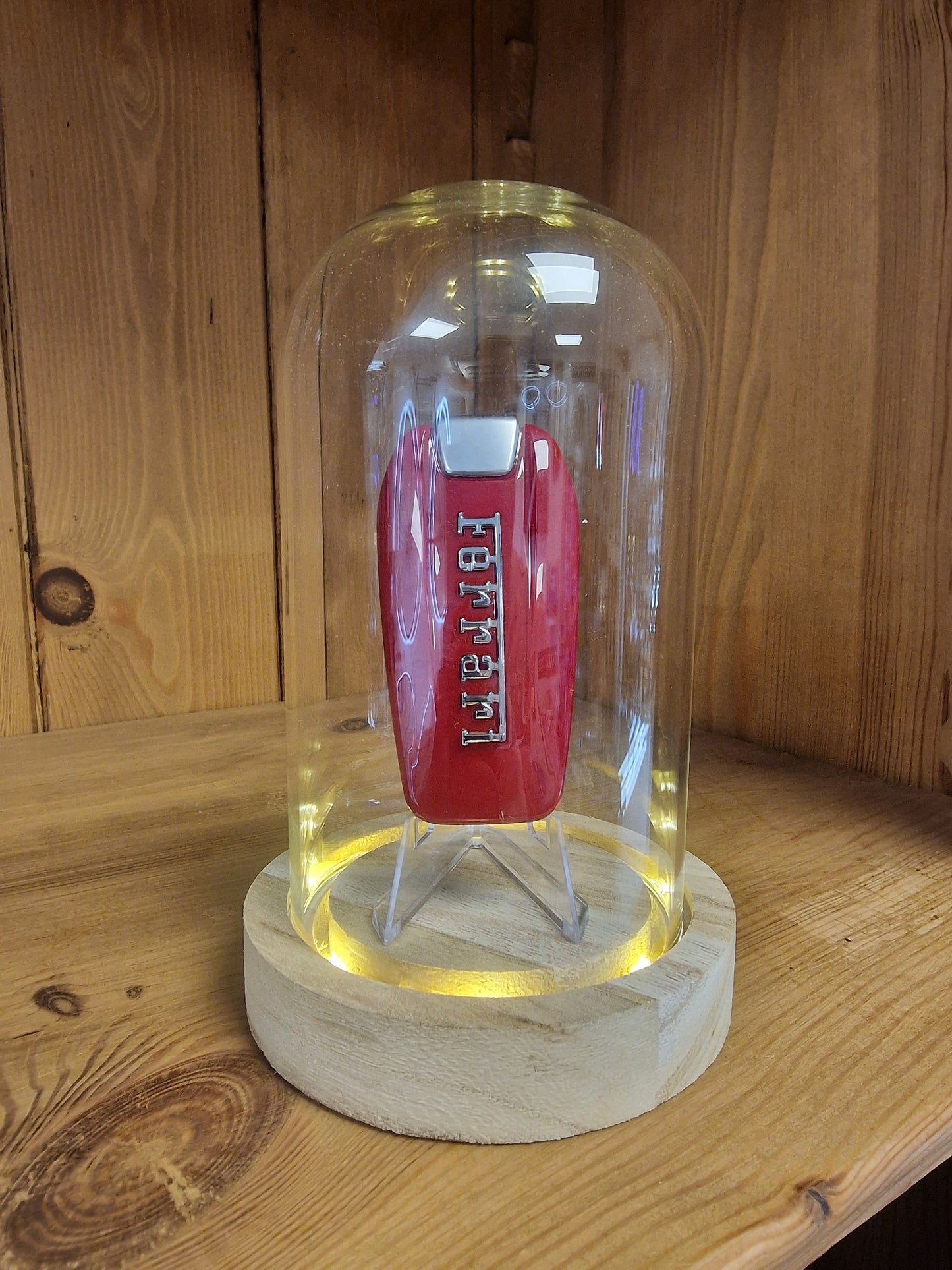 Clé Ferrari Sous Cloche LED – Objet de Collection Automobile