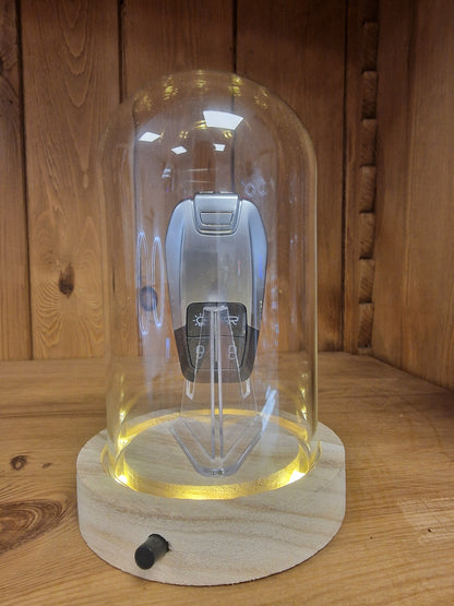 Clé Ferrari Sous Cloche LED – Objet de Collection Automobile