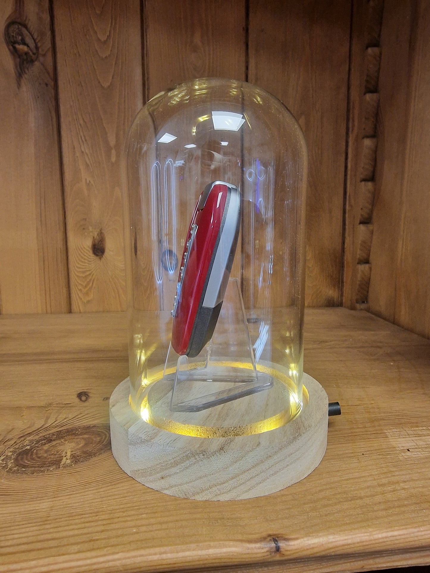 Clé Ferrari Sous Cloche LED – Objet de Collection Automobile