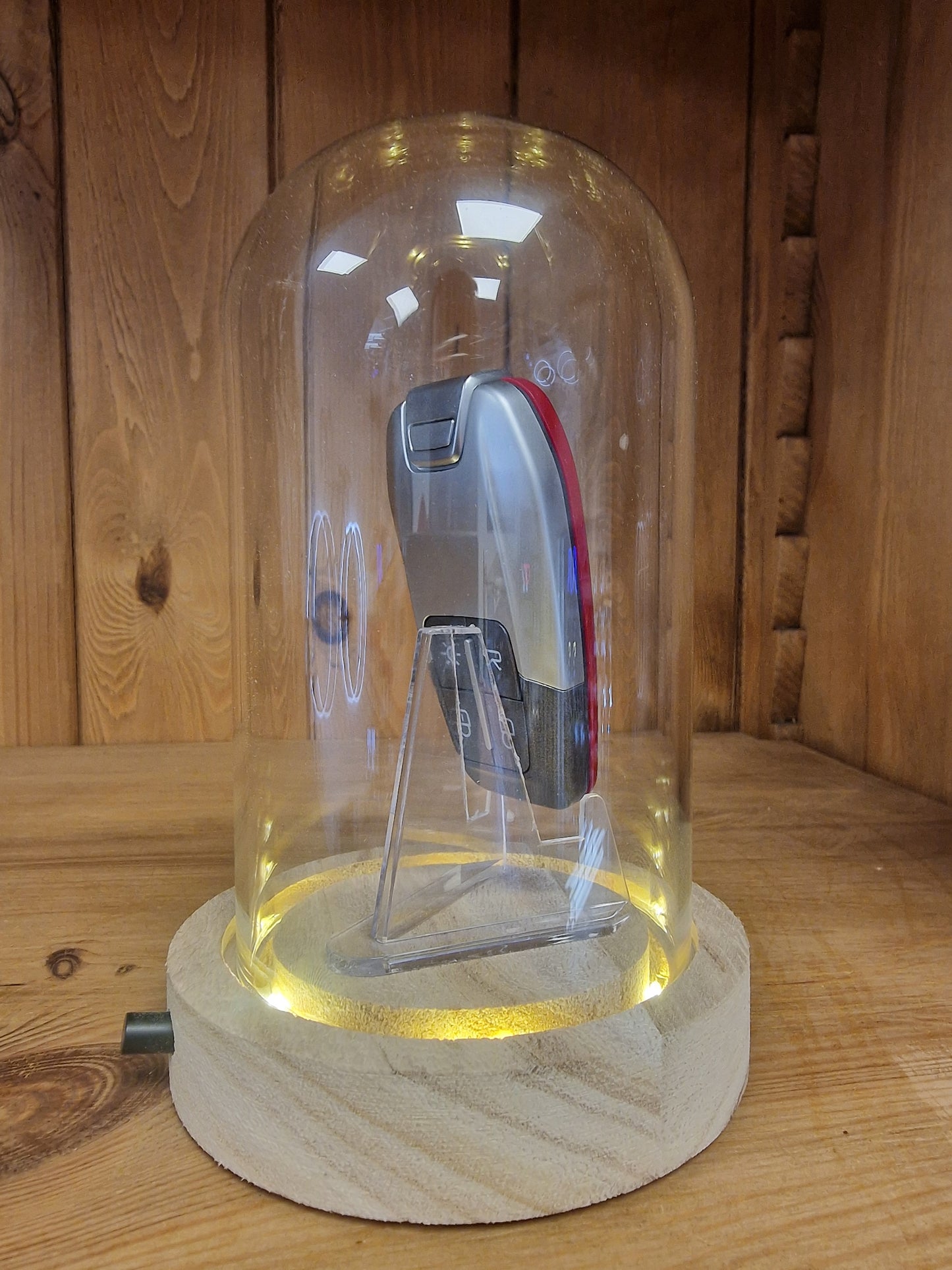 Clé Ferrari Sous Cloche LED – Objet de Collection Automobile