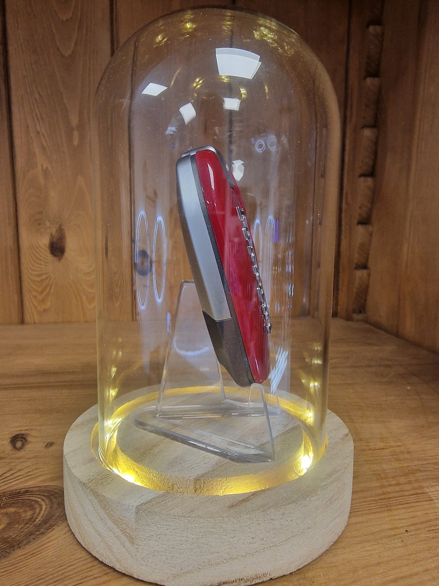 Clé Ferrari Sous Cloche LED – Objet de Collection Automobile