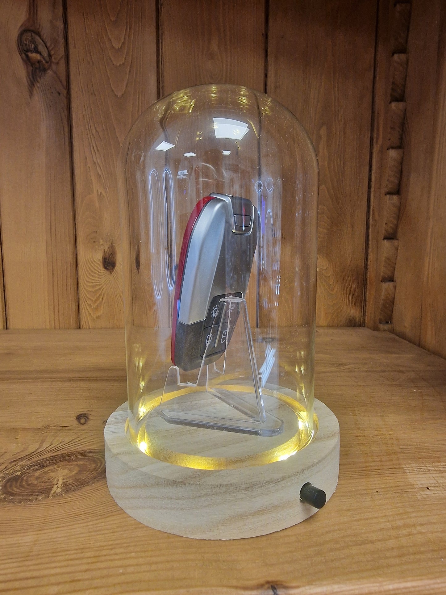 Clé Ferrari Sous Cloche LED – Objet de Collection Automobile