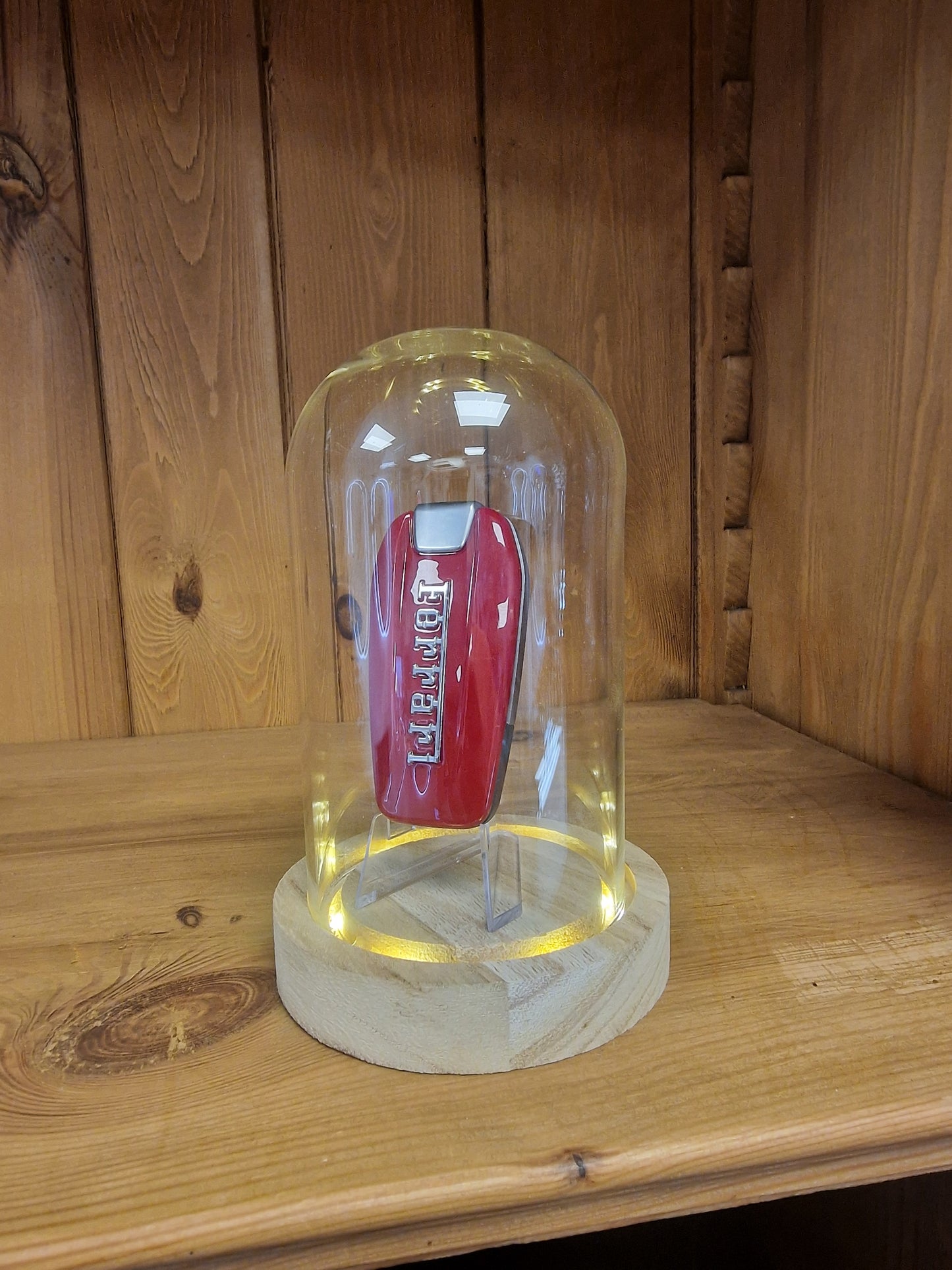 Clé Ferrari Sous Cloche LED – Objet de Collection Automobile