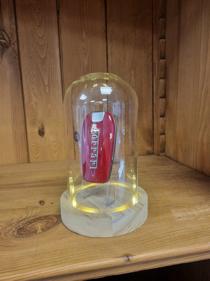 Clé Ferrari Sous Cloche LED – Objet de Collection Automobile