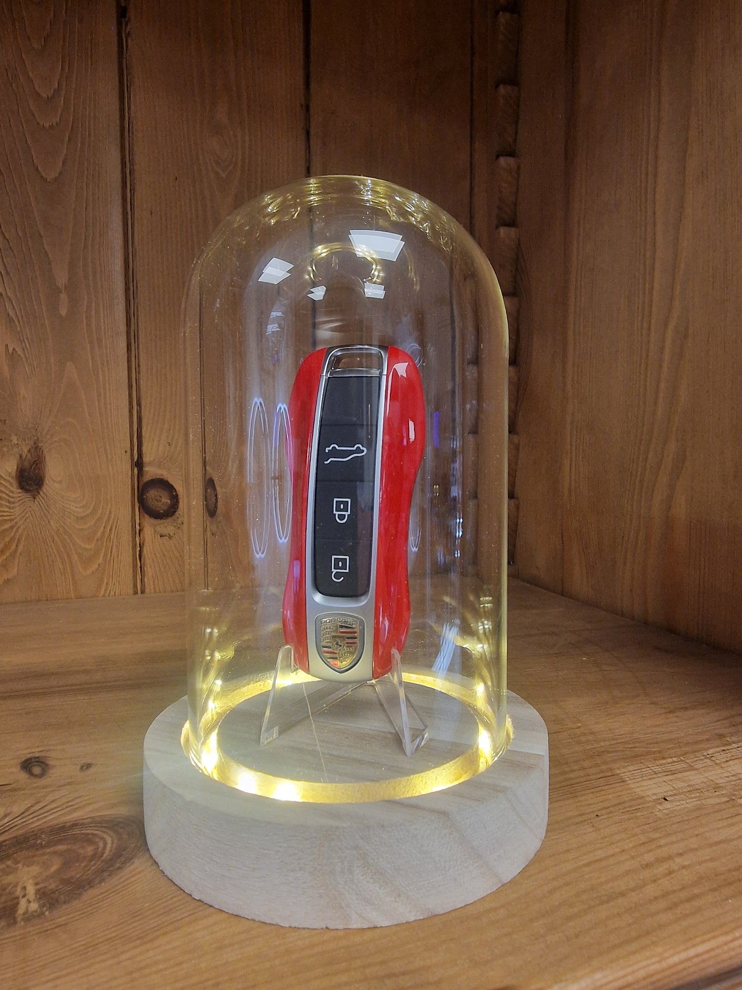 Clé Porsche ROUGE Sous Cloche LED – Objet de Collection Automobile Ø 10 cm – H 16 cm (Copie)