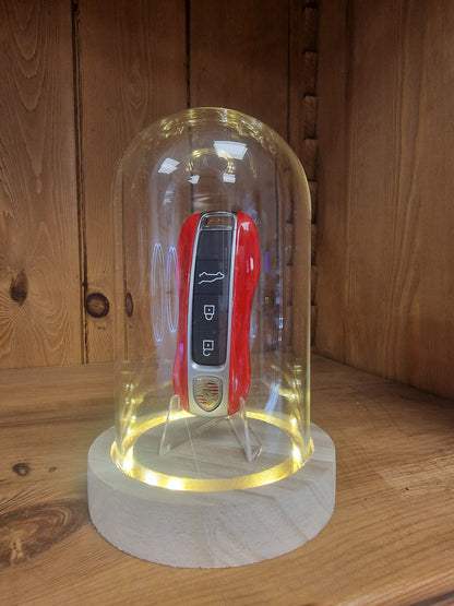 Clé Porsche ROUGE Sous Cloche LED – Objet de Collection Automobile Ø 10 cm – H 16 cm (Copie)