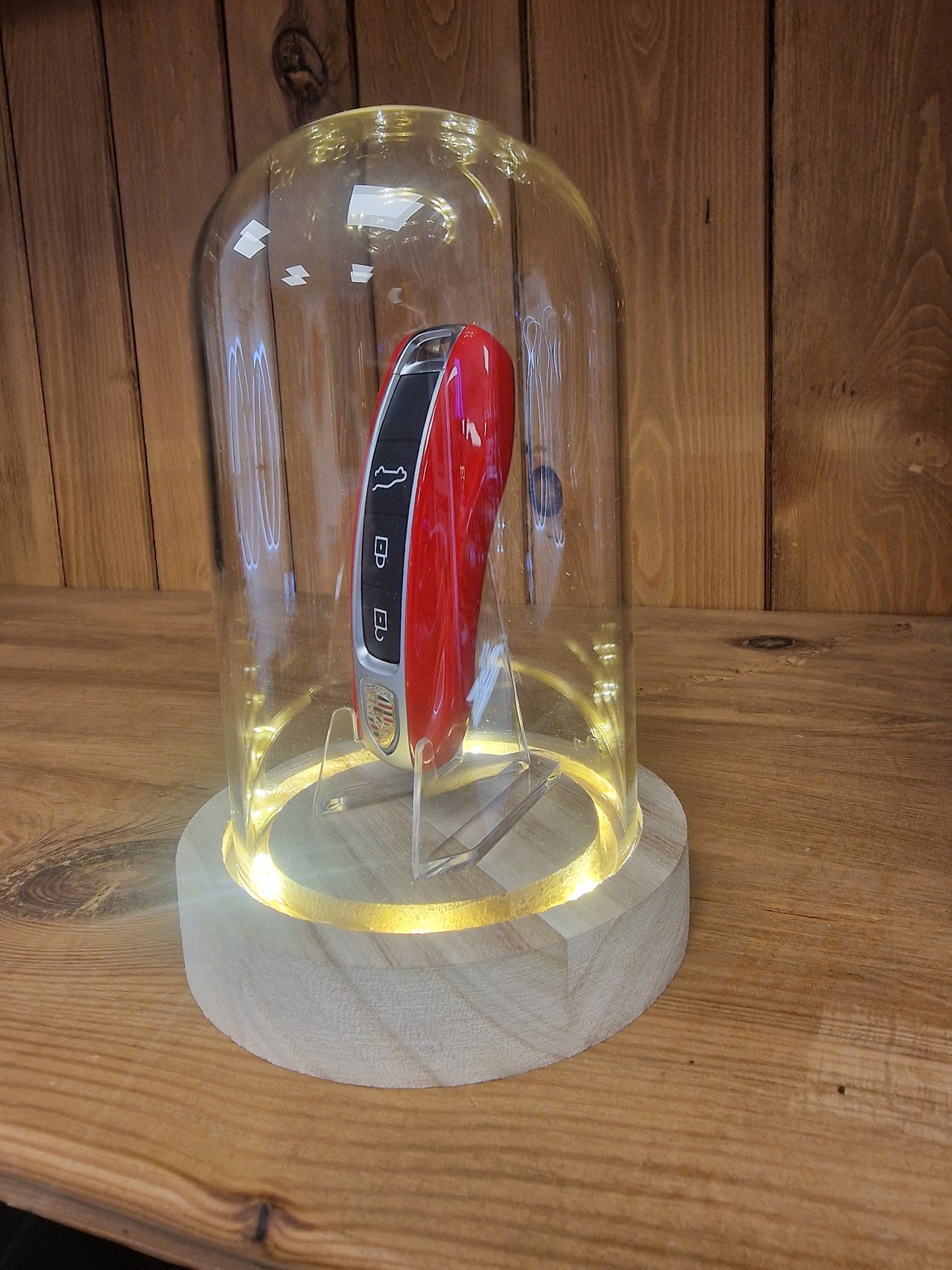 Clé Porsche ROUGE Sous Cloche LED – Objet de Collection Automobile Ø 10 cm – H 16 cm (Copie)