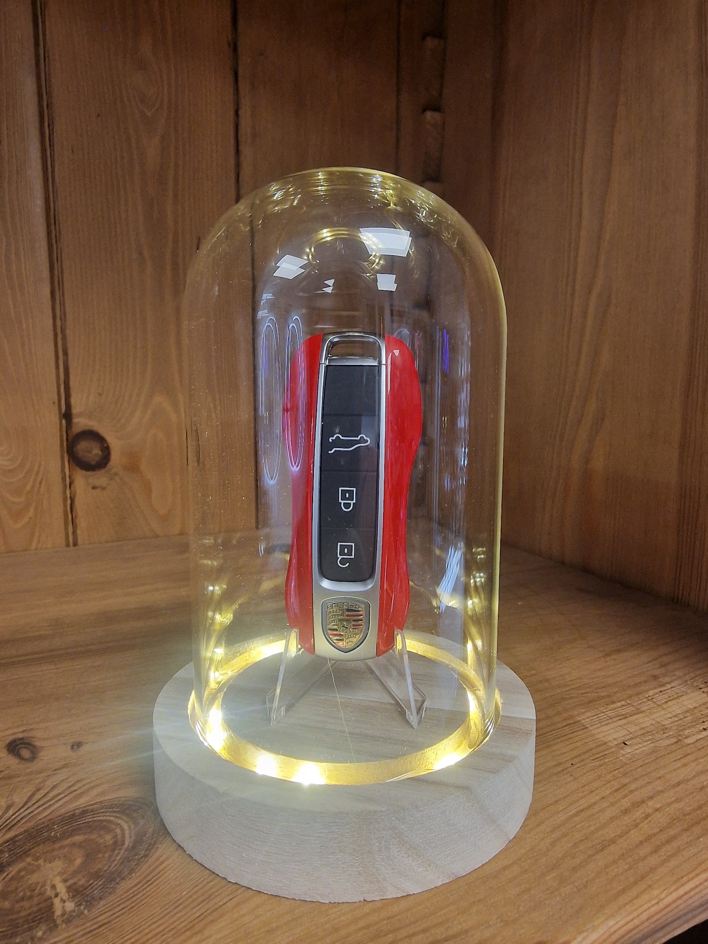 Clé Porsche ROUGE Sous Cloche LED – Objet de Collection Automobile Ø 10 cm – H 16 cm (Copie)