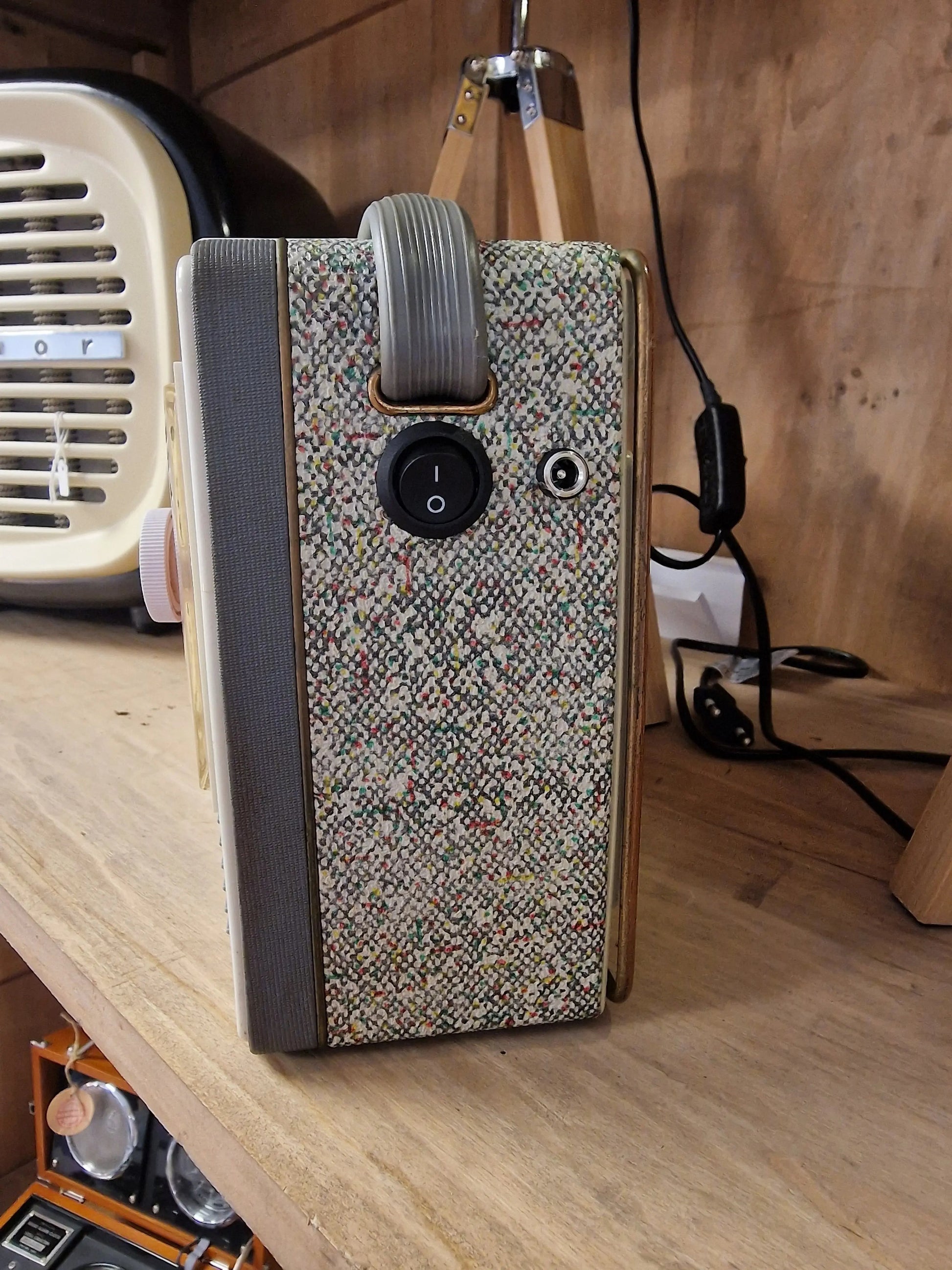 Enceinte Bluetooth phillips dans ancienne radio Vintagedison