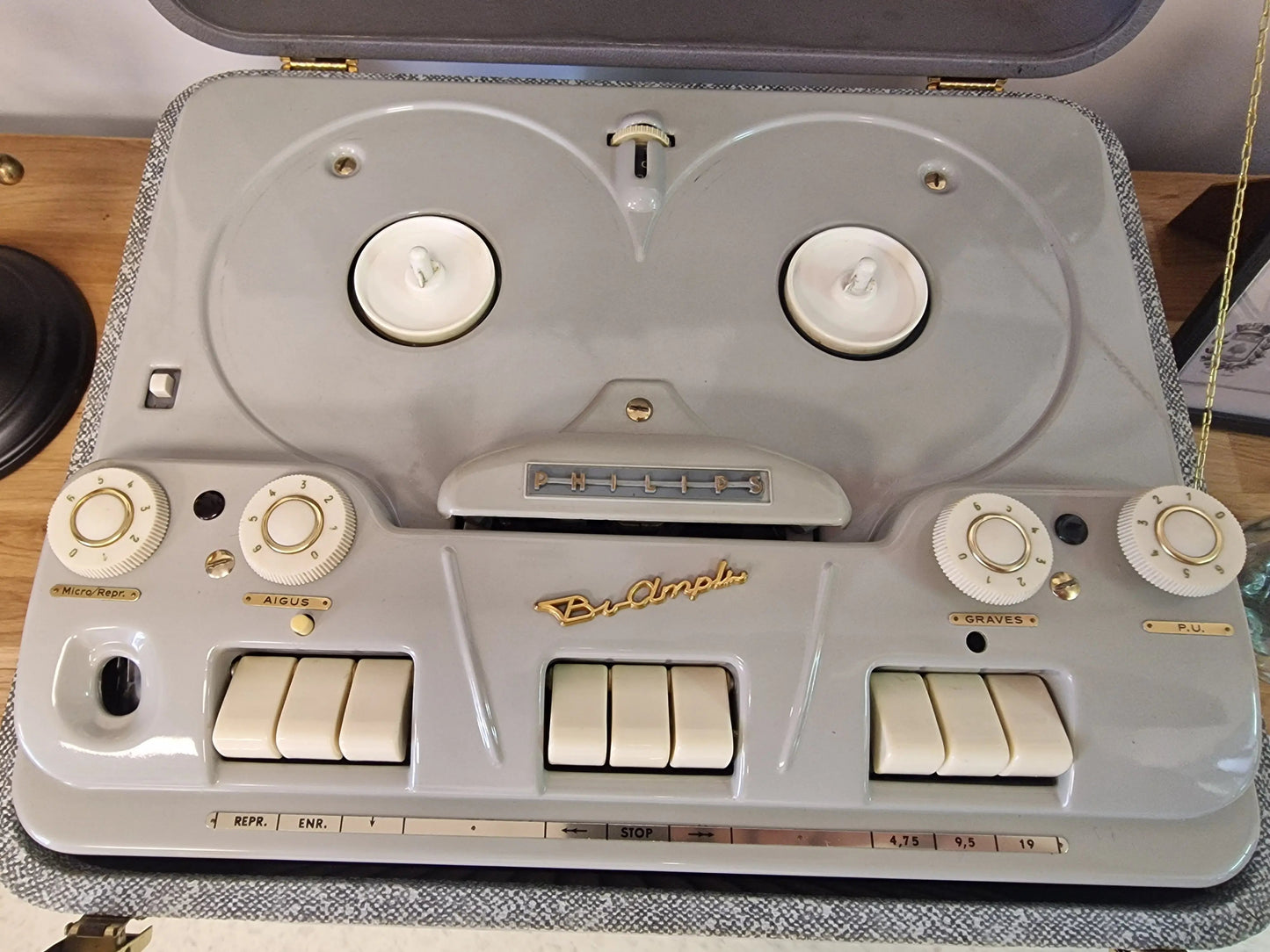 Enceinte Bluetooth vintage  dans ancien magnétophone bi amplificateur philips Vintagedison