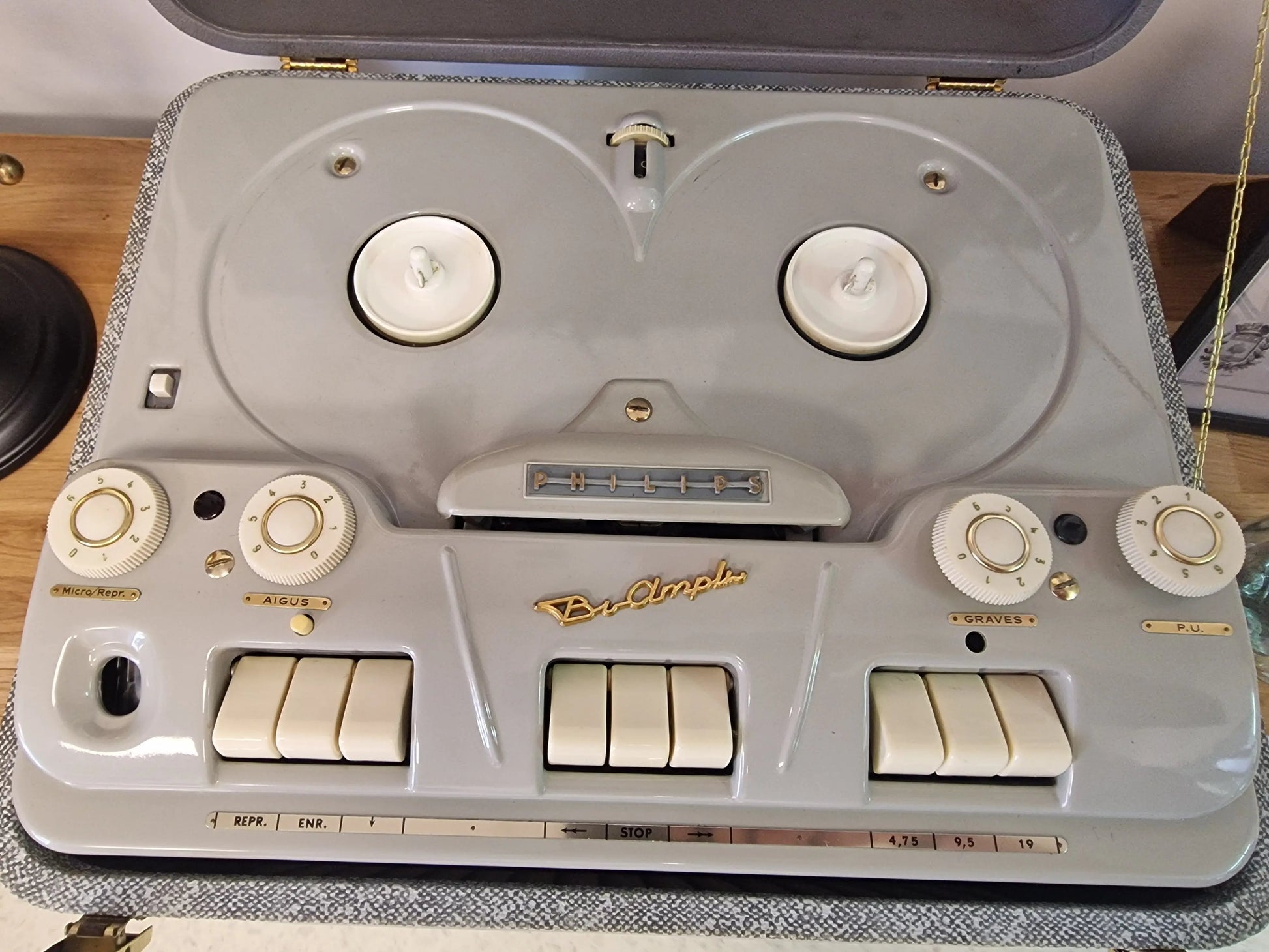 Enceinte Bluetooth vintage  dans ancien magnétophone bi amplificateur philips Vintagedison