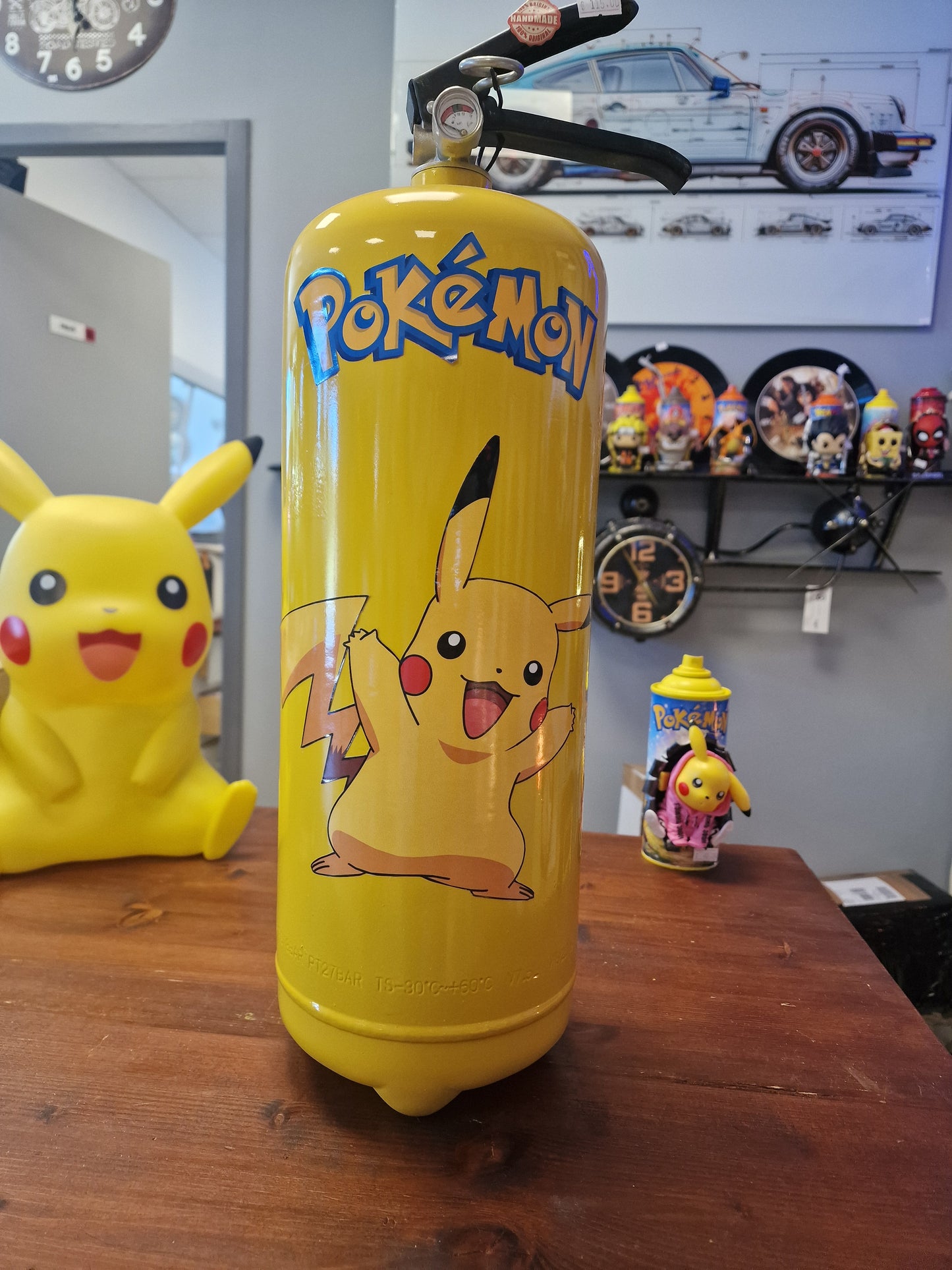 Extincteur Custom Pikachu – Objet de décoration Pokémon avec rangement secret pour bouteille