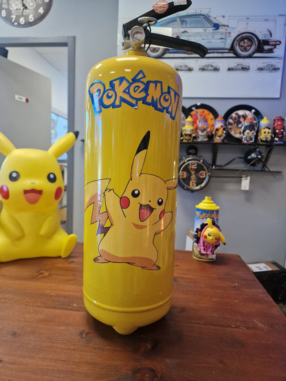 Extincteur Custom Pikachu – Objet de décoration Pokémon avec rangement secret pour bouteille