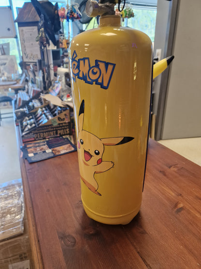 Extincteur Custom Pikachu – Objet de décoration Pokémon avec rangement secret pour bouteille