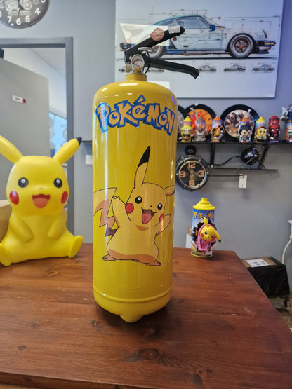 Extincteur Custom Pikachu – Objet de décoration Pokémon avec rangement secret pour bouteille