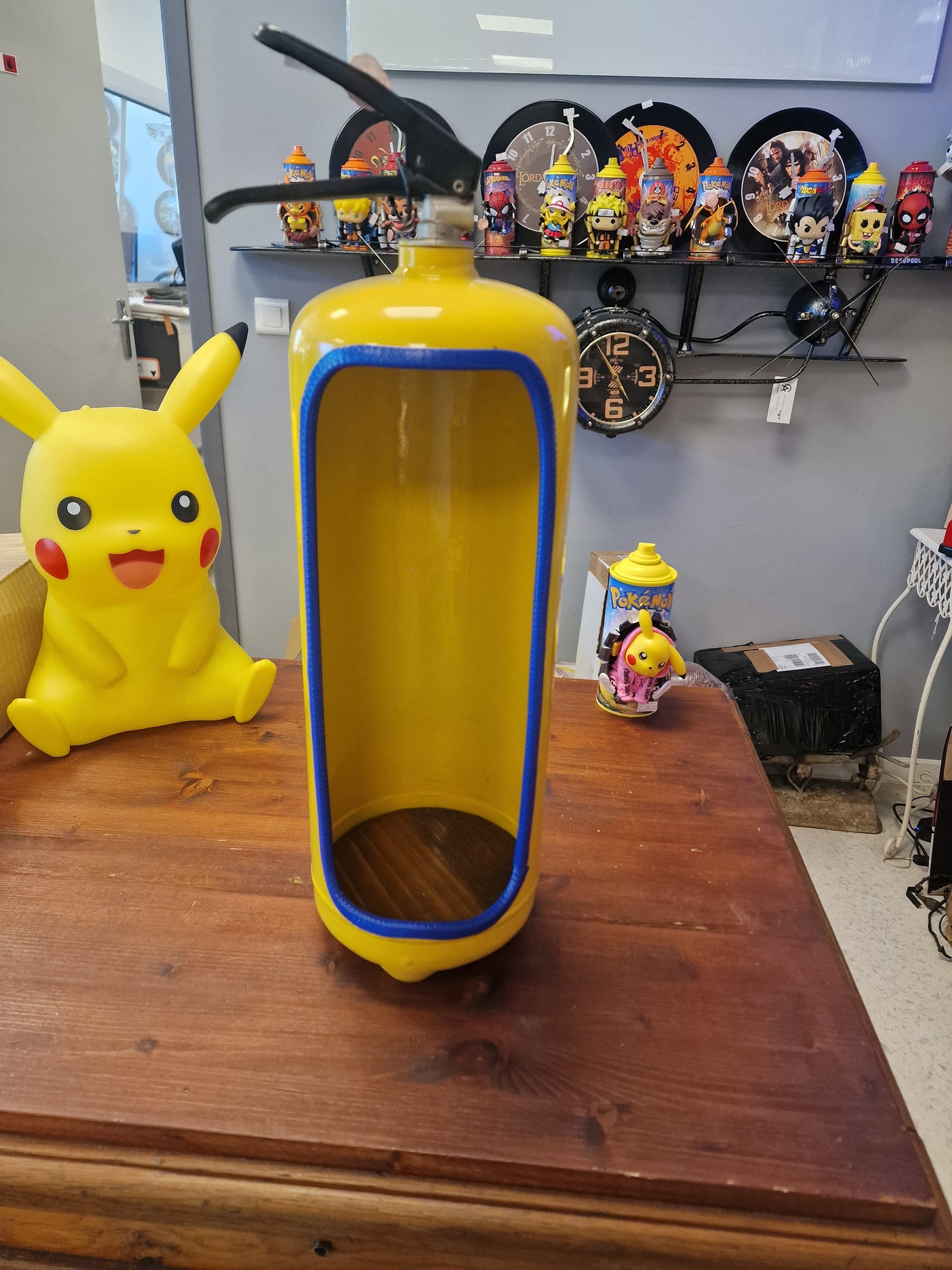 Extincteur Custom Pikachu – Objet de décoration Pokémon avec rangement secret pour bouteille
