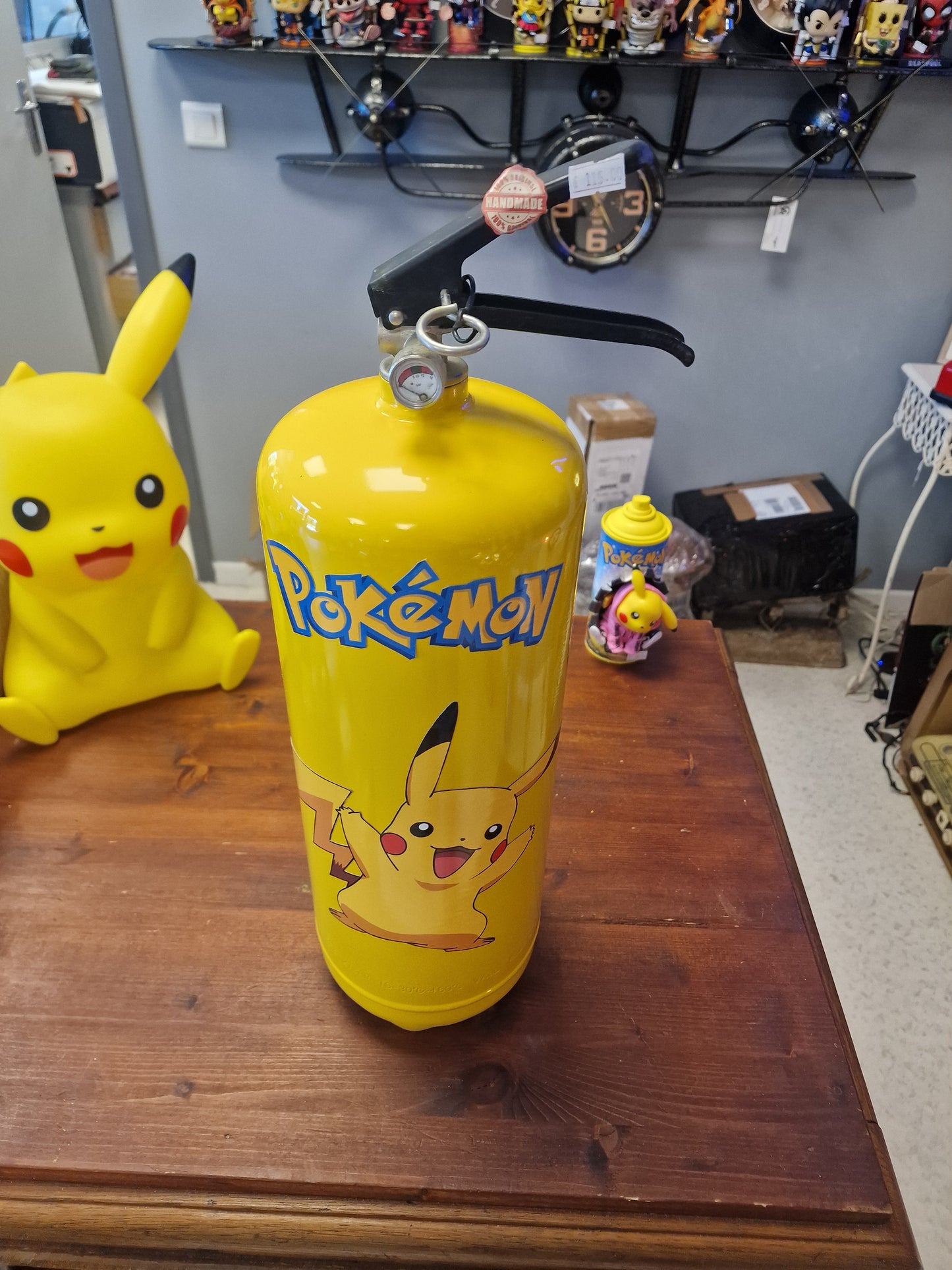 Extincteur Custom Pikachu – Objet de décoration Pokémon avec rangement secret pour bouteille