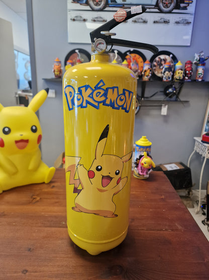 Extincteur Custom Pikachu – Objet de décoration Pokémon avec rangement secret pour bouteille