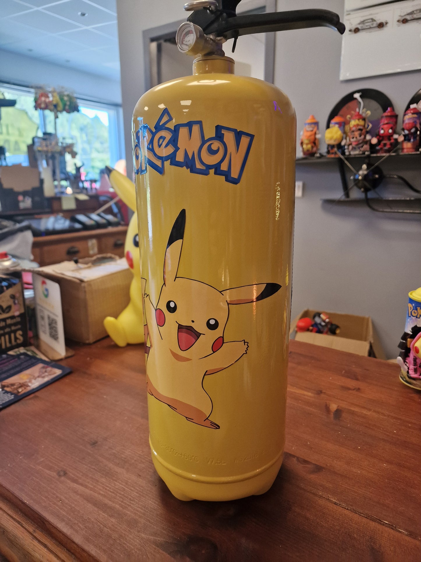 Extincteur Custom Pikachu – Objet de décoration Pokémon avec rangement secret pour bouteille