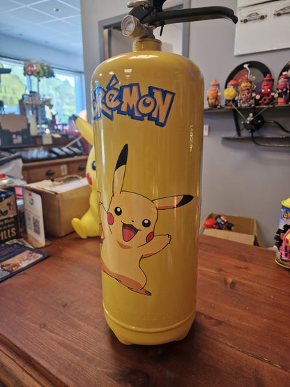 Extincteur Custom Pikachu – Objet de décoration Pokémon avec rangement secret pour bouteille
